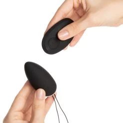 Sinful Luxe Oplaadbaar Vibrerend Ei Met Afstandsbediening 9 Sinful Luxe Oplaadbaar Vibrerend Ei Met Afstandsbediening -Sinful 22504 sinful deluxe rechargeable remote control vibrating love egg hand 02 q100