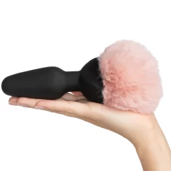 XR Brands Tailz Bunny Tail Vibrerende Buttplug Met Afstandsbediening -Sinful 22507 tailz bunny tail vibrerende anal plug med fjernbetjening 05 hand q100