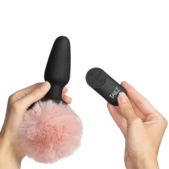 XR Brands Tailz Bunny Tail Vibrerende Buttplug Met Afstandsbediening -Sinful 22507 tailz bunny tail vibrerende anal plug med fjernbetjening 06 hand q100