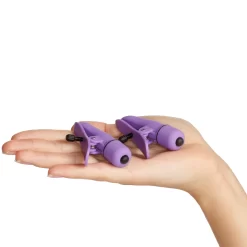 CalExotics Nipplettes Paarse Tepelklemmen Met Vibrator 10 CalExotics Nipplettes Paarse Tepelklemmen Met Vibrator -Sinful 22922 nipplettes brystklemmer med vibrator purple 05 hand q100