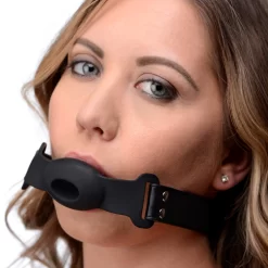 XR Brands Strict Holle Siliconenknevel -Sinful 24808 stricht hollow silicone gag 02 model q100