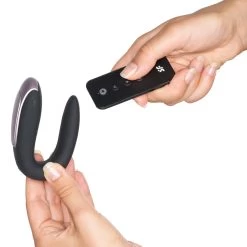 Satisfyer Double Fun Koppelvibrator Met Afstandsbediening En App -Sinful 25082 satisfyer double fun couples vibrator black 52 hand