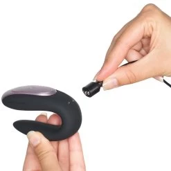 Satisfyer Double Fun Koppelvibrator Met Afstandsbediening En App -Sinful 25082 satisfyer double fun couples vibrator black 53 hand